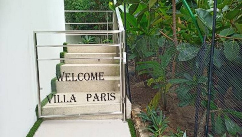 villa Paris - entrance gate and fenced garden for small dogs. 800